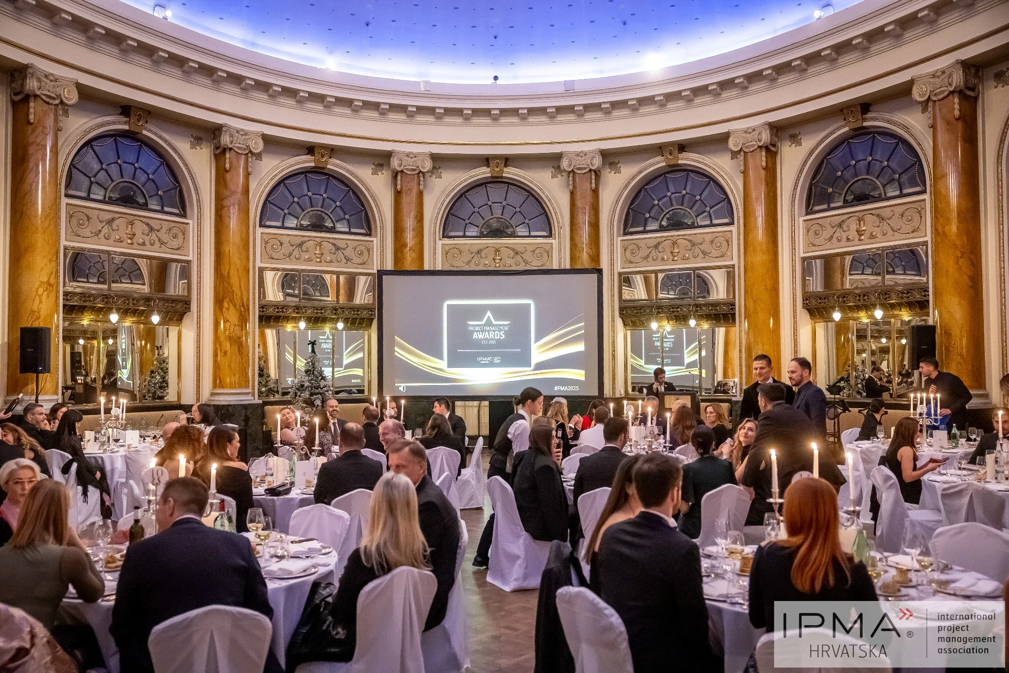 Pogled na cijelu svečanu dvoranu s uzvanicima na Project Management Awards
