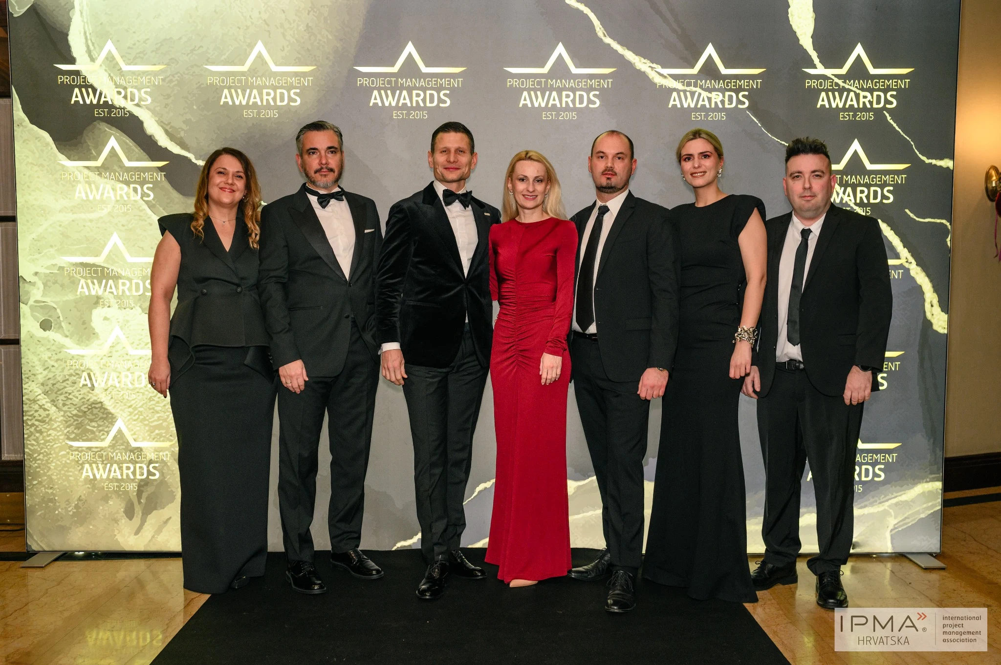 Grupna fotografija uzvanika ispred PMA pozadine